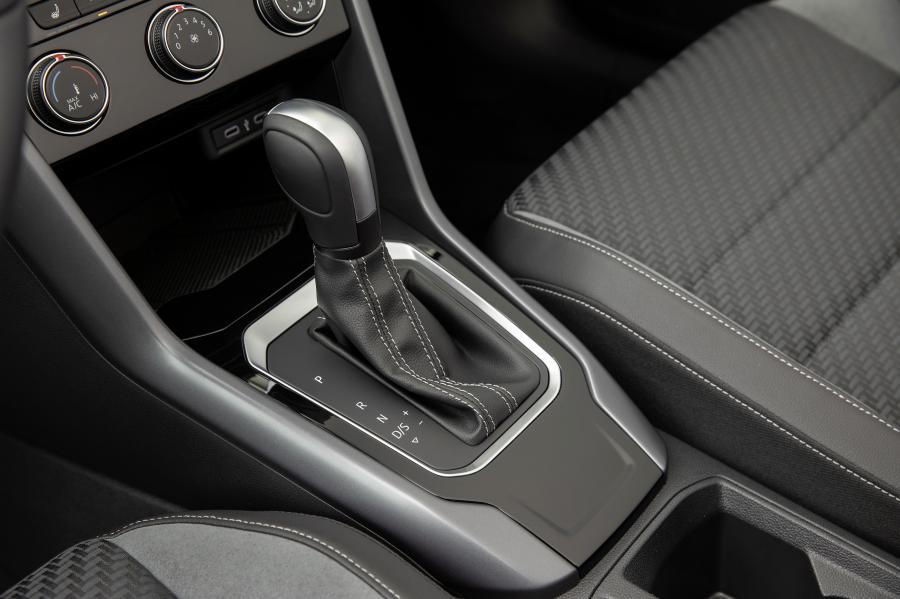 Детали интерьера Volkswagen T-Roc Cabriolet R-Line 2019 года  (WW) (фото 126 из 137)
